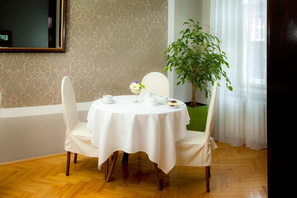 Hotel Wyzsza Brama Centrum Цешин Екстер'єр фото