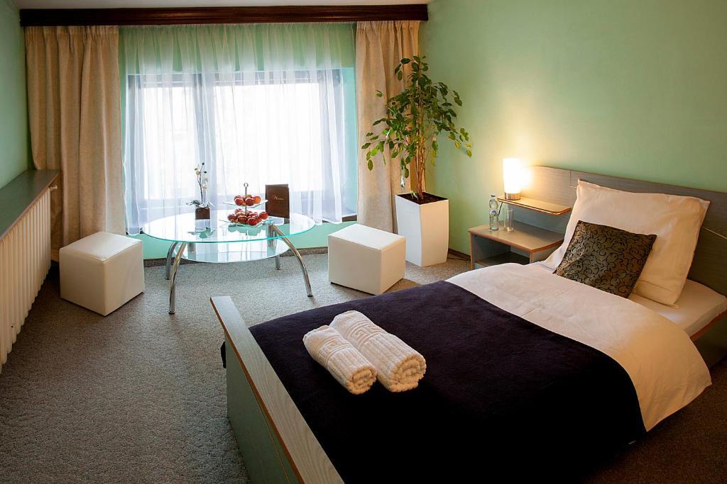 Hotel Wyzsza Brama Centrum Цешин Екстер'єр фото